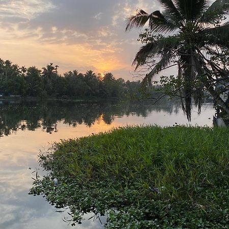 Sunsets&Palm Trees Bed and Breakfast Alappuzha Buitenkant foto